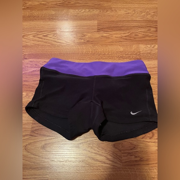 Nike Stretch Shorts - Picture 2 of 3